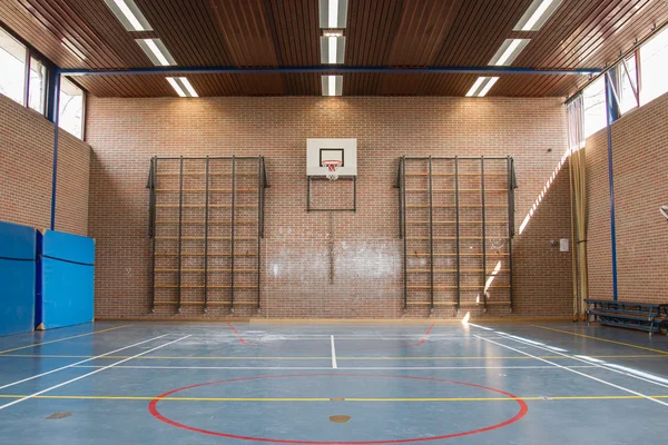 Interior de um ginásio na escola — Fotografia de Stock