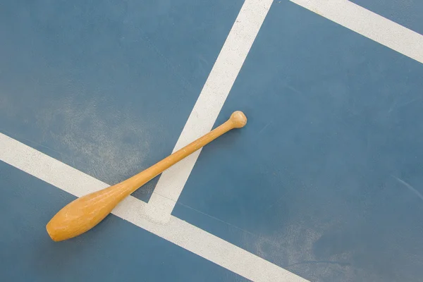 Pin de madera en una cancha — Foto de Stock