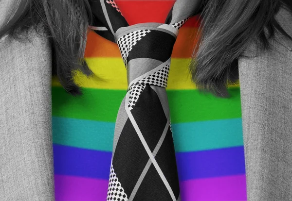 白人のビジネスの女性とネクタイ、虹の旗パターン — ストック写真