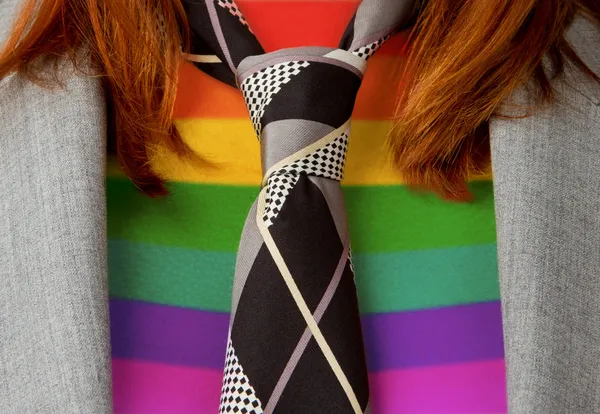 Kaukasiska affärskvinna med slips, rainbow flagga mönster — Stockfoto