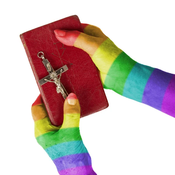 Vieilles mains tenant une très vieille bible, motif drapeau arc-en-ciel — Photo