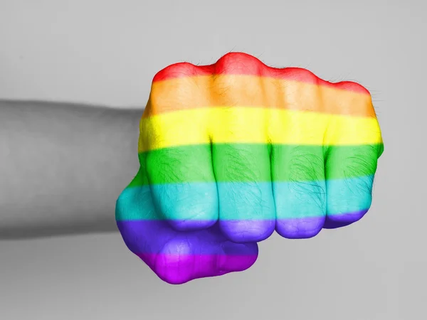 Puño de un hombre golpeando, patrón de la bandera del arco iris — Foto de Stock