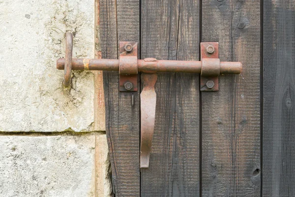 Cerradura de hierro forjado puerta de madera vieja — Foto de Stock