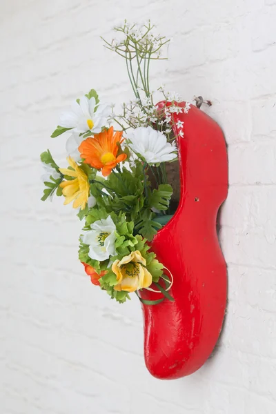 Голландская деревянная обувь с фальшивыми цветами — стоковое фото