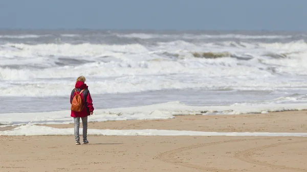 Femme marchant sur la plage — Photo