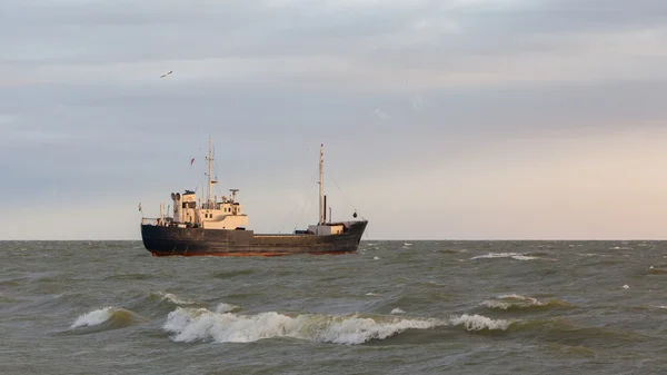Kleine kust vaartuig in de wateren van het Nederlandse ijsselmeer — Stockfoto