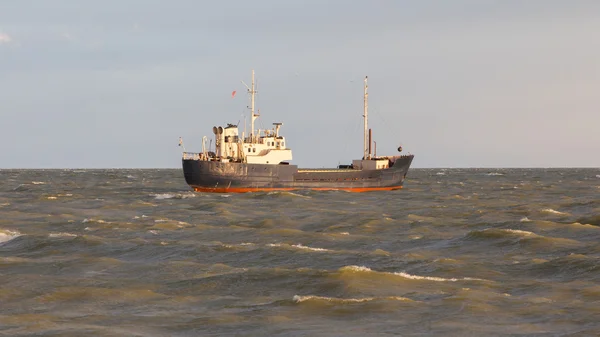 Petit navire côtier dans les eaux du Pays-Bas Ijsselmeer — Photo