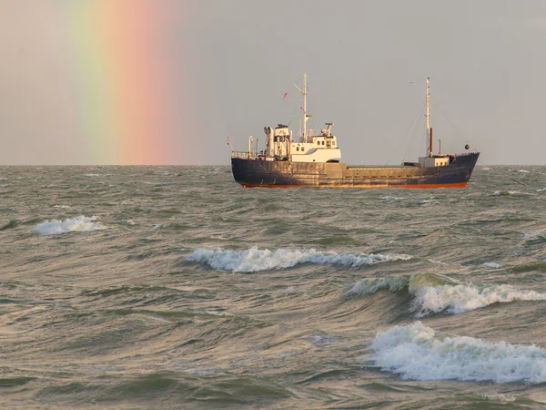 Pequena embarcação costeira nas águas do holandês Ijsselmeer — Fotografia de Stock