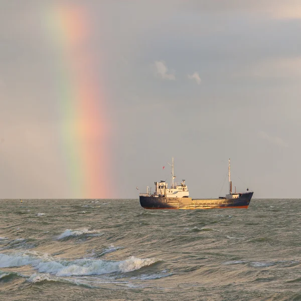 Small coastal vessel in the waters of the dutch Ijsselmeer — Stock Photo, Image