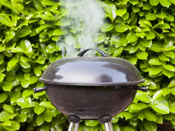 Stary czarny grill używany — Zdjęcie stockowe