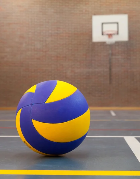 Bola azul y amarilla en cancha azul en tiempo de descanso — Foto de Stock