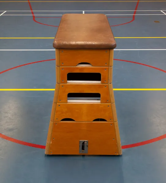 Équipement en bois très ancien dans une salle de gym scolaire — Photo