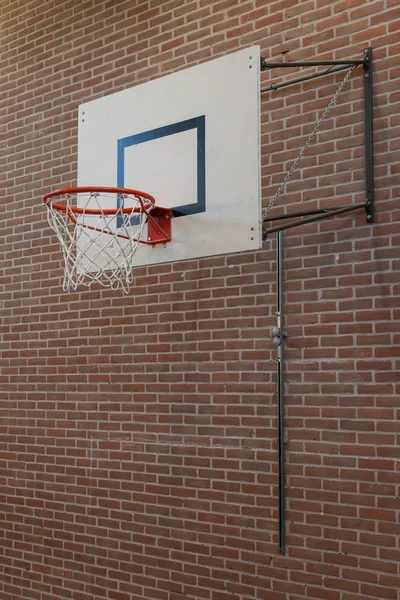 Basketballkorb auf einer alten Backsteinmauer — Stockfoto