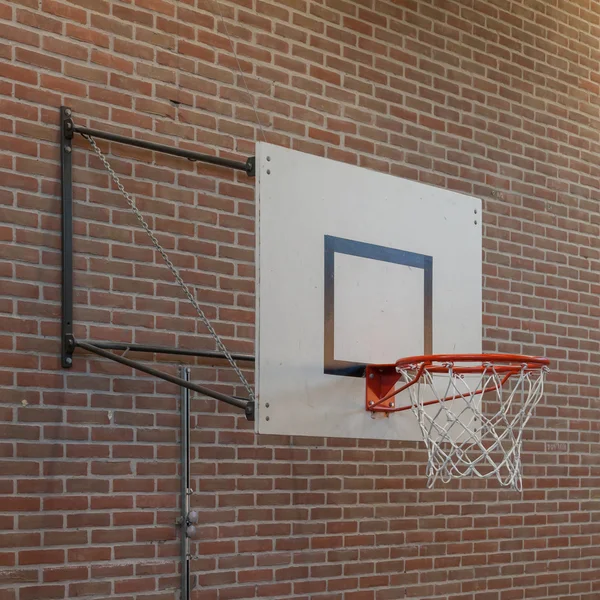 Aro de baloncesto en una pared de ladrillo viejo — Foto de Stock