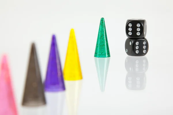 Verschillende gekleurde pionnen geïsoleerd — Stockfoto
