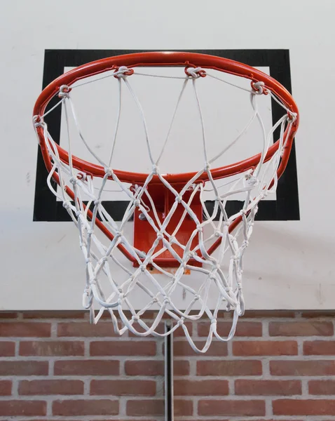 Mandje in een oude school sportschool — Stockfoto