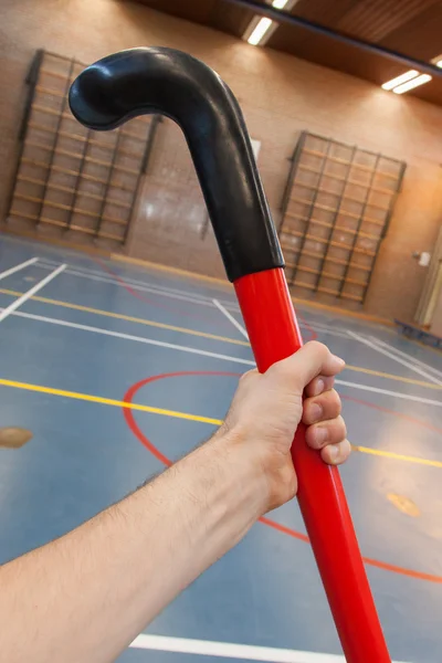 Hockeystick i en gammal skola gym — Stockfoto