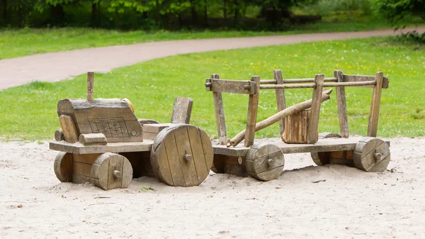 Tracteur jouet en bois avec remorque — Photo