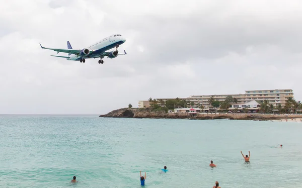 ST MARTIN, ANTILLES - JULY 19, 2013: JetBlue is the fastest grow — Stock Photo, Image