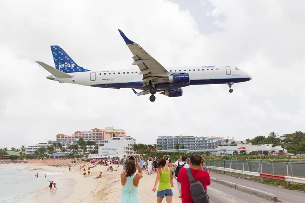 ST MARTIN, ANTILLES - JULY 19, 2013: JetBlue is the fastest grow — Stock Photo, Image