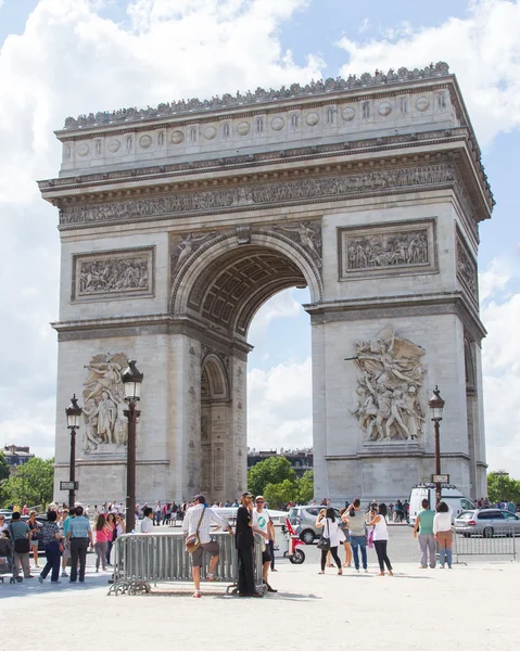 PARIS - JULY 28: Arc de triomphe on July 28, 2013 in Place du Ca — Stock Photo, Image