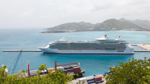 ST MARTIN, ANTILLES - JULY 18, 2013: Cruise ship Freedom of the — Stock Photo, Image