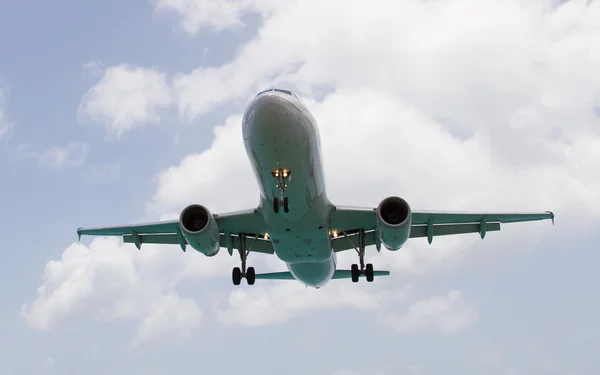 Airplane landing — Stock Photo, Image