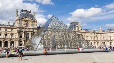 Paris - 28 Temmuz 2013. turistlerin Louvre hava keyfini çıkarın.