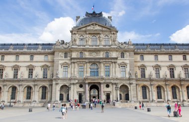 Paris - 28 Temmuz 2013. turistlerin Louvre hava keyfini çıkarın.