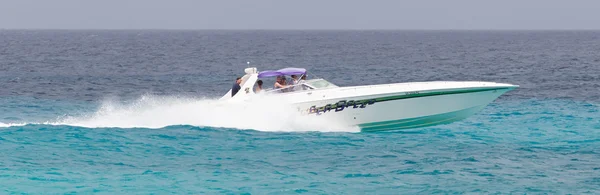 St martin - Antillen, 19. Juli 2013 - Schnellboot mit Touristen auf — Stockfoto