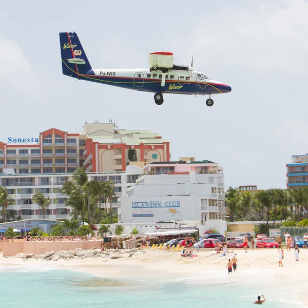 PRINCESS JULIANA AIRPORT, ST MAARTEN - 19 de julho de 2013: Avião l — Fotografia de Stock