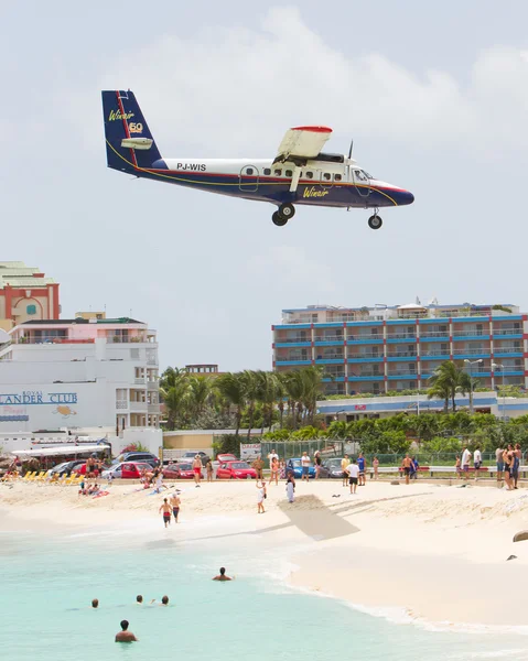 PRINCESS JULIANA AIRPORT, ST MAARTEN - 19 de julho de 2013: Avião l — Fotografia de Stock