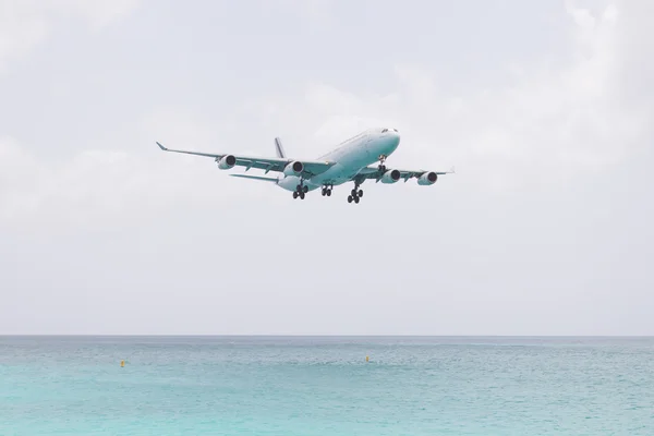 ST MARTIN, ANTILLES - July 19: the tourist office and Air France — Stock Photo, Image