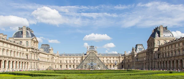 PARIS - JULY 28, 2013. Tourists enjoy the weather at the Louvre — Stock Photo, Image