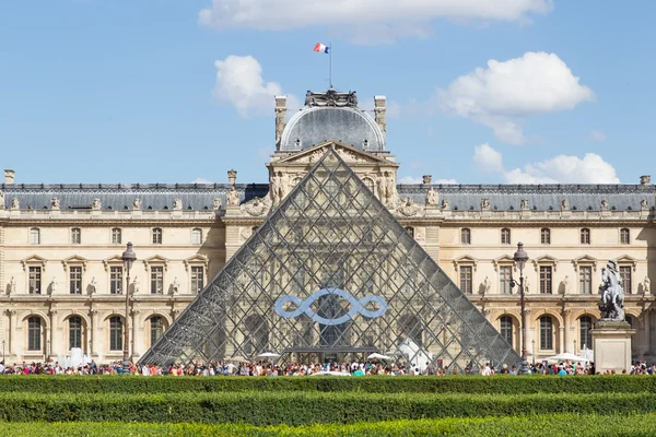 PARIS - JULY 28, 2013. Tourists enjoy the weather at the Louvre — Stock Photo, Image