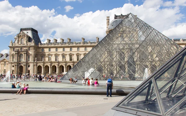 PARIS - JULY 28, 2013. Tourists enjoy the weather at the Louvre — Stock Photo, Image