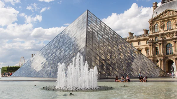 PARÍS 28 DE JULIO DE 2013. Los turistas disfrutan del clima en el Louvre — Foto de Stock