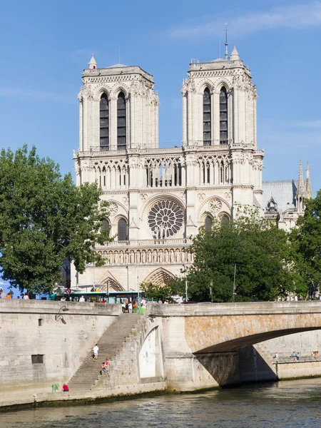 PARIS - July 28, 2013: Notre Dame on July 29, 2013 in Paris. Not — Stock Photo, Image