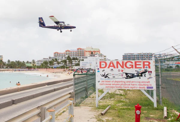 PRINCESS JULIANA AIRPORT, ST MARTIN - JULY 19, 2013: Warning sig — Stock Photo, Image