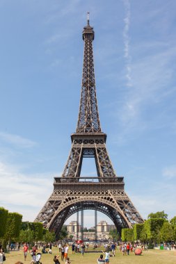 Paris - 27 Temmuz: turist Eyfel Kulesi üzerinde 27 Temmuz 2013,