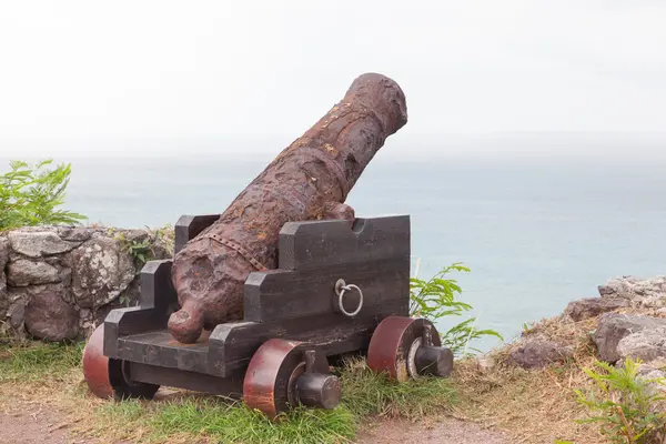 Sehr alter verrosteter Kanon, der auf eine Bucht zeigt — Stockfoto