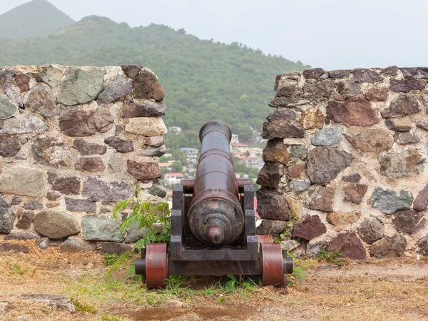 Sehr alter verrosteter Kanon auf einer alten Mauer — Stockfoto