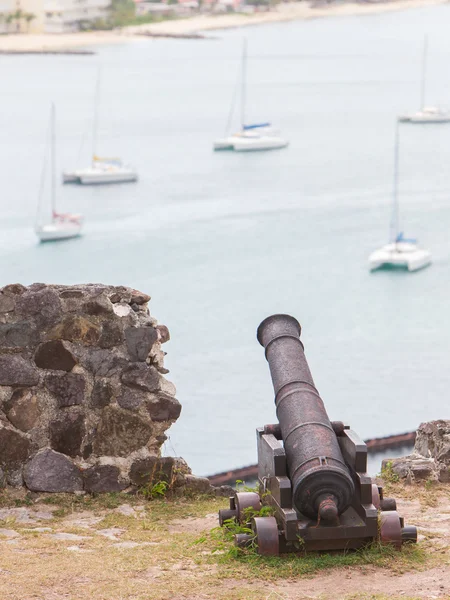 Mycket gamla rostiga canon pekar på en bay — Stockfoto