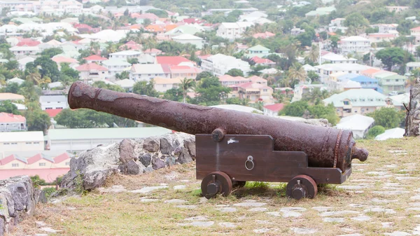 Eski bir duvar üstüne çok eski paslı canon — Stok fotoğraf