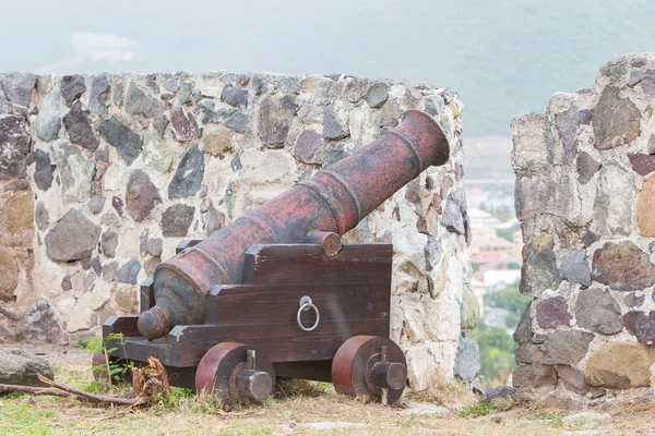 Mycket gamla rostiga canon ovanpå en gammal vägg — Stockfoto