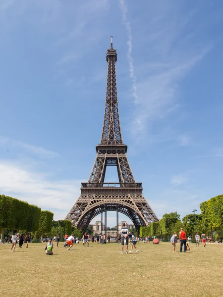 Paris - 27. Juli: Touristen am Eiffelturm am 27. Juli 2013, — Stockfoto