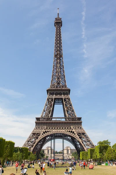Paris - 27. Juli: Touristen am Eiffelturm am 27. Juli 2013, — Stockfoto