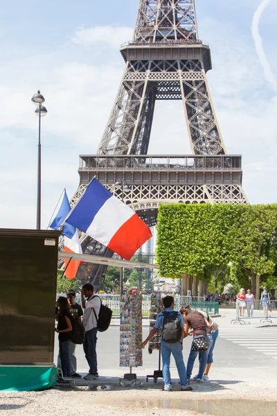 Paris - 27. juli: postkartenstand am eiffelturm am 27. juli, — Stockfoto