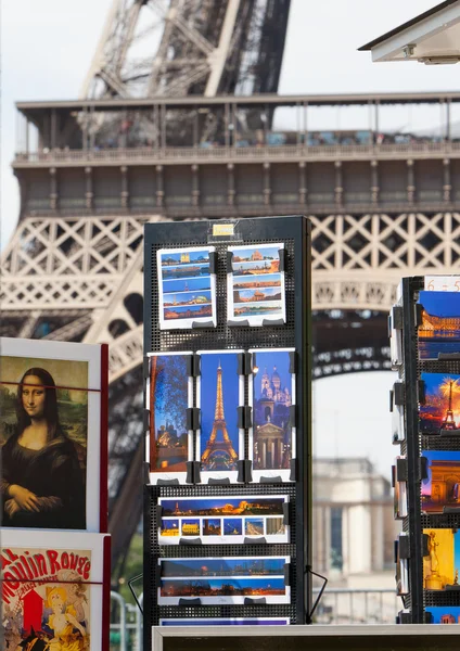 Paris - 27. juli: postkartenstand am eiffelturm am 27. juli, — Stockfoto