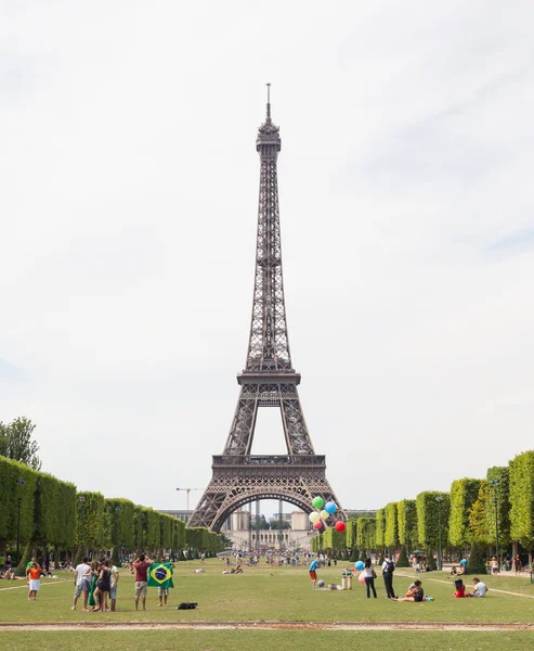 Paris - 27. Juli: Touristen am Eiffelturm am 27. Juli 2013, — Stockfoto